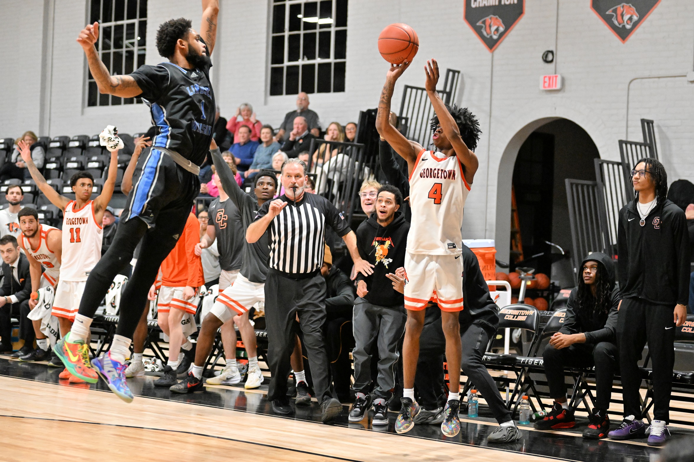 No. 15 Tigers Hold Off Blue Raiders Behind Leavell's 25